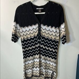 For The Republic Short Sleeve Black and Cream Chevron light sweater Size Large